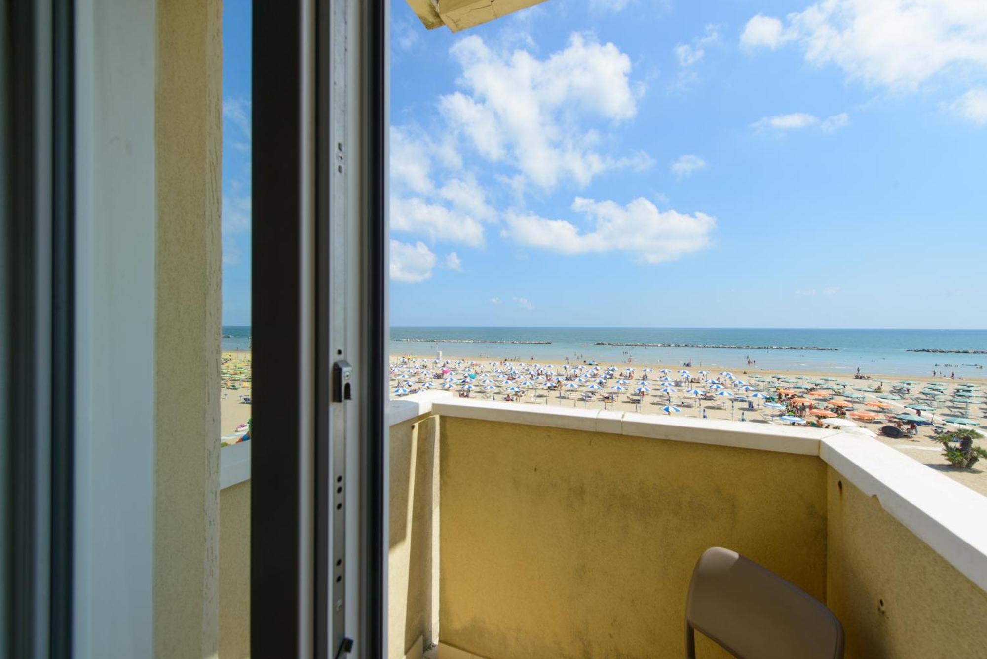 Nautic Beach Hotel Rimini Bagian luar foto